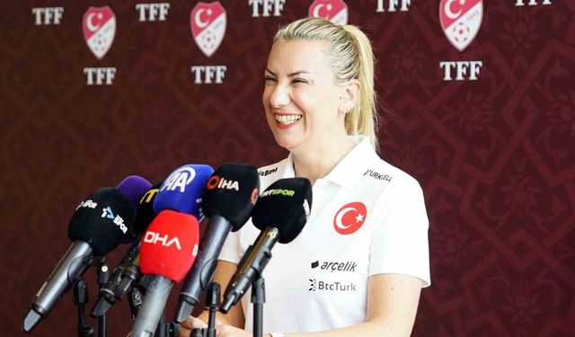 Necla Güngör Kıragası: “Kadın futbolunun gelişmesi için özveriyle çalışan oyuncularımız var”