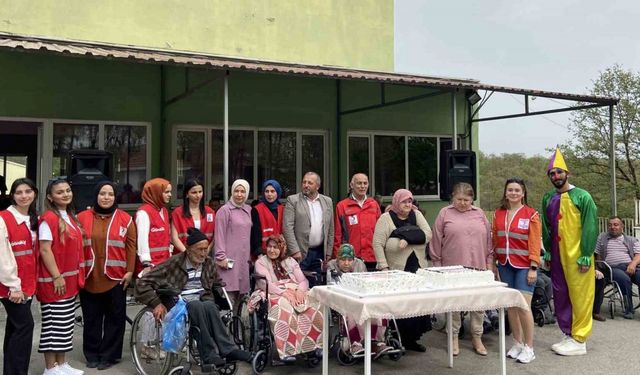 Nisan doğumlu yaşlılara toplu kutlama