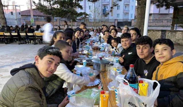 Öğretmen ve öğrenciler bir araya geldi, 175 kişilik iftar yapıldı