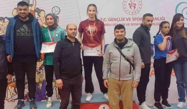 Okul Sporları bilek güreşi şampiyonu İlayda Malkoç oldu