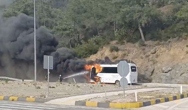 Otel çalışanlarını taşıyan servis midibüsü seyir halinde alev aldı