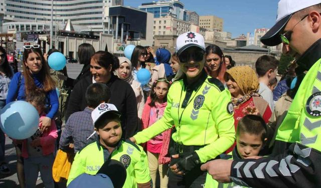 Otizmli çocuklar, polis oldu araç sorguladı