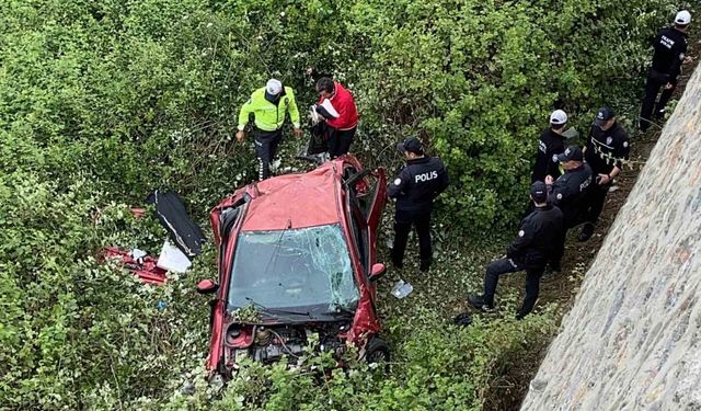 Otomobil 10 metrelik istinat duvarından uçtu: 5 ağır yaralı