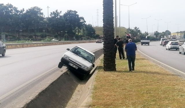 Otomobile çarptı tahliye kanalına devrildi