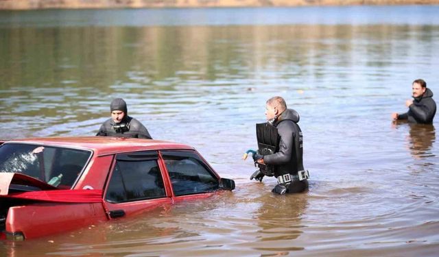 Otomobilin el frenini unutan gençlerin aracı Eşen Gölü’ne düştü