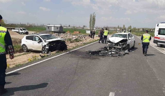 Otomobiller kafa kafaya çarpıştı: 7 yaralı