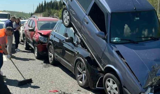 Otoyolda 9 araçlı zincirleme kazada ilginç görüntü: Araçlar üst üste çıktı