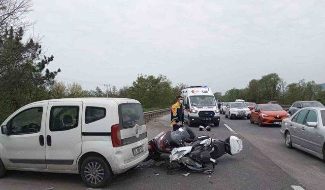 Otoyolda hafif ticari araç ve iki motosiklet çarpıştı: 2 yaralı