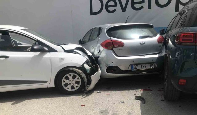 Park etmek isterken kontrolden çıkan otomobil, otomobillere çarparak durdu