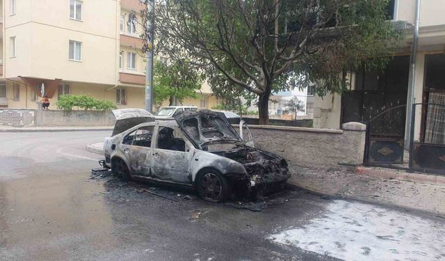 Park halindeki otomobil yanarak küle döndü