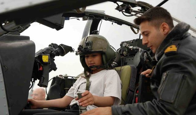 Pilot koltuğuna geçen minikler, çocuk bayramında hayallerini gerçekleştirdi