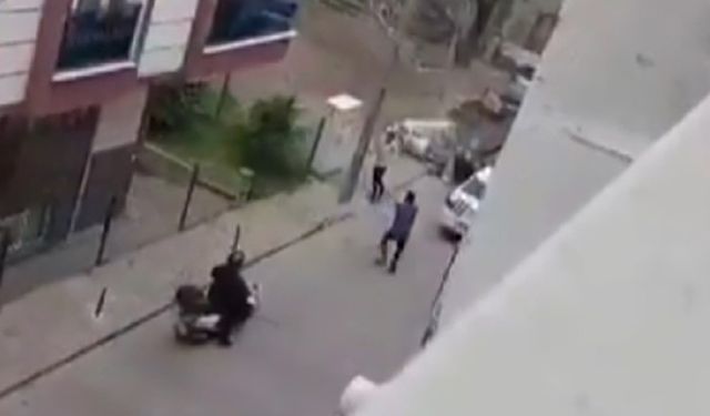 Polis saldırganı bacağından vurarak etkisiz hale getirdi: O anlar kamerada