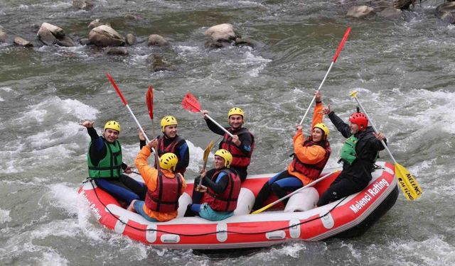 Protokol üyeleri rafting yaptı