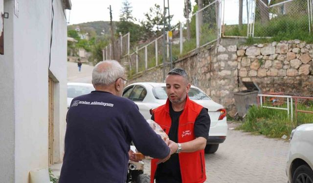 Ramazan ayı boyunca yaşlı ve bakıma muhtaç kişilere sıcak yemek dağıtıldı