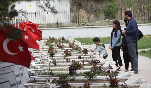 Ramazan Bayramı öncesinde mezarlıklar ziyaretçiyle doldu