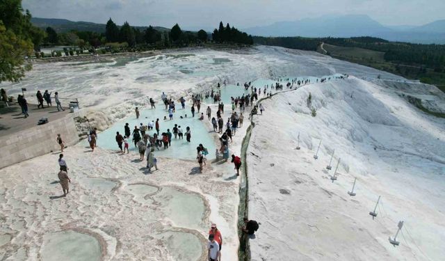 Ramazan Bayramı’nda yerli turistler Pamukkale’ye akın etti