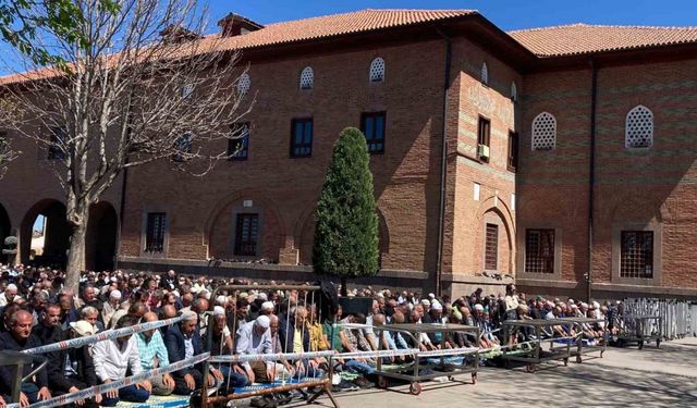 Ramazan’ın son cuma namazında eller semaya açıldı