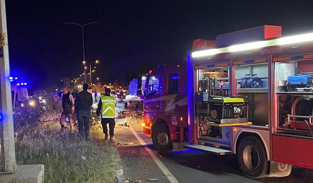 Refüje aşan tırın çaptığı otomobildeki 10 yaşındaki çocuk yaşamını yitirdi