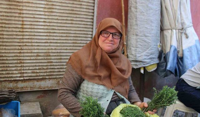 Sabah ezanı sonrası toplanıyor, kokusu cezbediyor