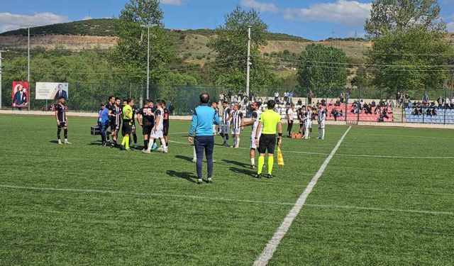 Saha içi bir anda karıştı, futbolcular tekme tokat birbirine girdi