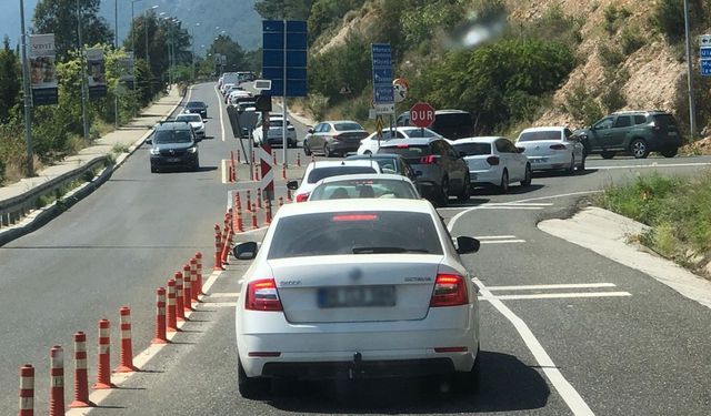 Sahile akın eden vatandaşlar uzun araç kuyrukları oluşturdu