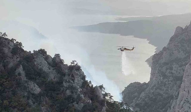 Şahinkaya Kanyonu’nda orman yangını: 1 helikopter ve 2 uçak havadan müdahale etti