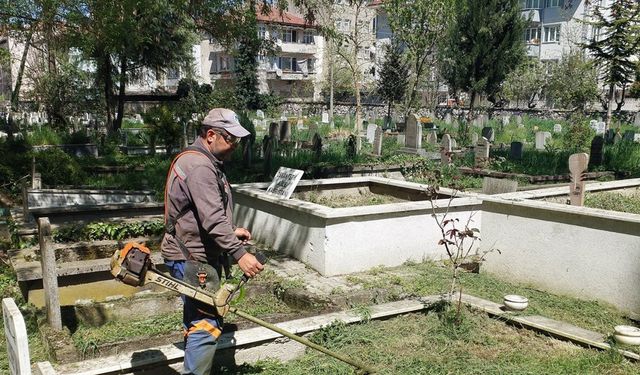 Sakarya’da mezarlıklar bayrama hazırlanıyor