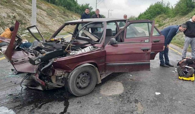 Otomobil ile hafif ticari araç kafa kafaya çarpıştı: 3 yaralı