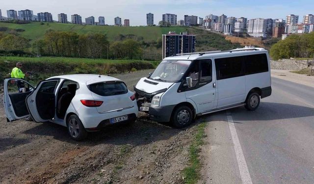 Samsun’da minibüs ile otomobil çarpıştı: 2 yaralı