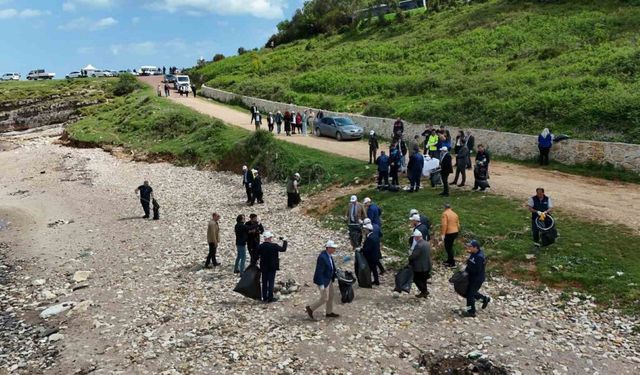 Sardala Koyu’ndan 30 poşet atık toplandı