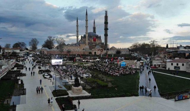 Selimiye Camii gölgesinde 5 bin kişi iftar yaptı