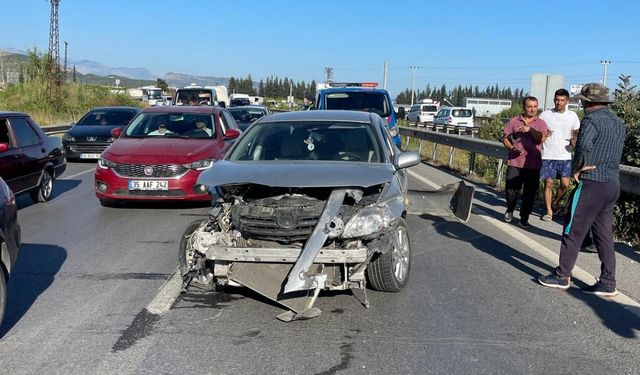 Seyir halindeki otomobil bariyerlere çarptı: 1 yaralı