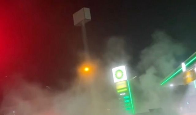 Seyir halindeki otomobil petrol istasyonunun dibinde yandı, faciadan dönüldü