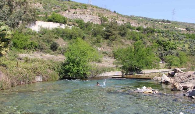 Sıcaktan bunalan depremzedeler, doğal kaynak suyunda serinledi