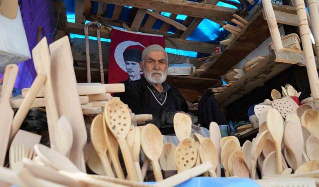 Şimşirden ürettiği kaşıklarla 68 yıldır geçimini sağlıyor