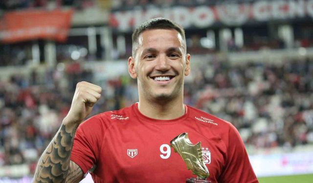 Sivasspor’un golcüsü Rey Manaj’a plaket