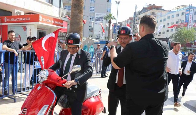 Sözünü tutan CHP Lideri Özel, büyükşehir belediyesine kırmızı motosikletle gitti