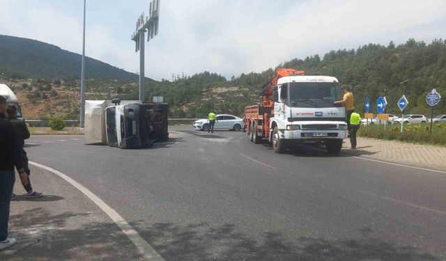 Sürücü virajı alamadı, yan yatan kamyonetteki 2 kişi yaralandı