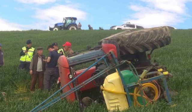 Tarlada ilaçlama yaparken devrilen traktörün altında kalan çiftçi hayatını kaybetti