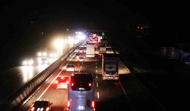 Tatilciler yola çıktı, otoyolda akıcı yoğunluk oluştu