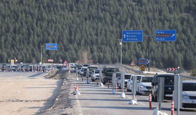 Tatilinin son günü trafik kilitlendi