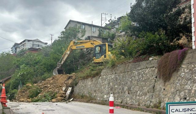 Tehlike arz eden taş duvar yenileniyor