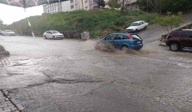 Tekirdağ’da şiddetli yağış sokakları dereye çevirdi