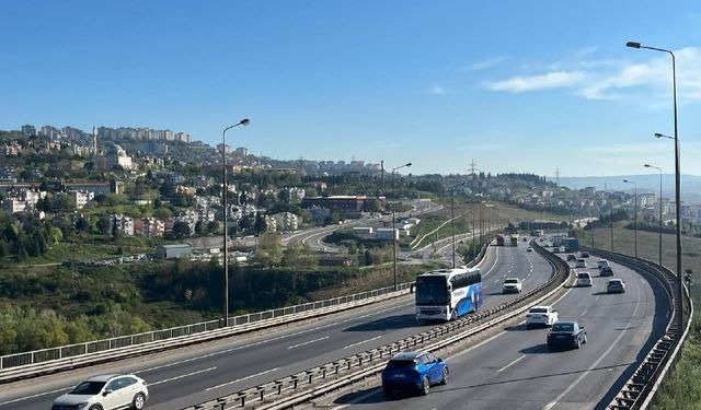 TEM Otoyolu’nun Kocaeli geçişinde akıcı bayram trafiği yoğunluğu