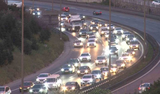 TEM Otoyolu’nun Kocaeli geçişinde bayram trafiği yoğunluğu