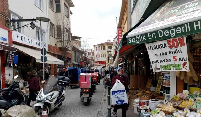 Trafiğe kapalı sokakta oluşan araç yoğunluğu tepki çekti