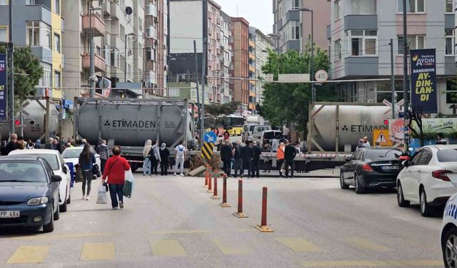 Tren arızası nedeniyle hemzemin geçitte ulaşım kapandı