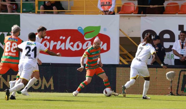 Trendyol Süper Lig: Alanyaspor: 3 - İstanbulspor: 0 (İlk yarı)