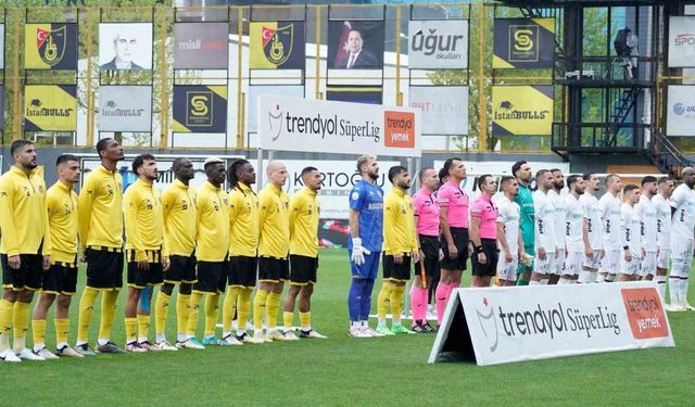 Trendyol Süper Lig: İstanbulspor: 0 - Fatih Karagümrük: 0 (İlk yarı)