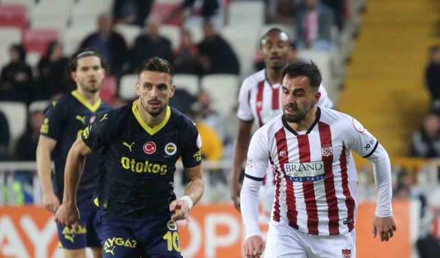 Trendyol Süper Lig: Sivasspor: 0 - Fenerbahçe: 1 (İlk yarı)